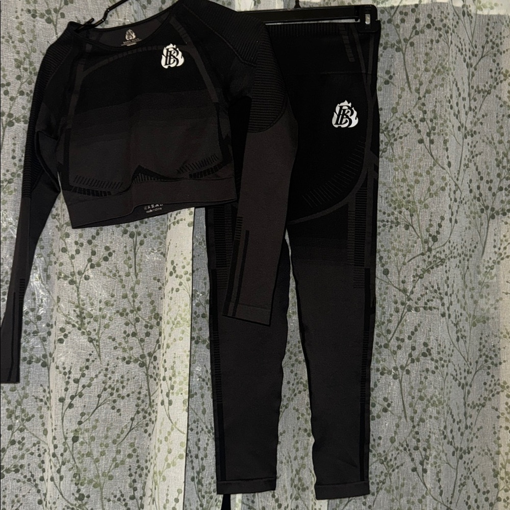 Black Long Sleeve Crop Top and leggins
